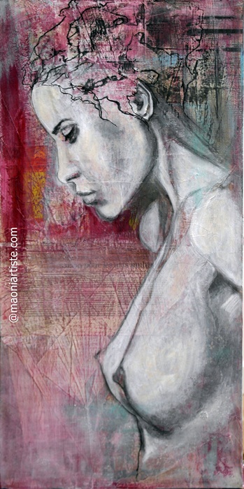 Portrait de profil jeune femme poitrine nue