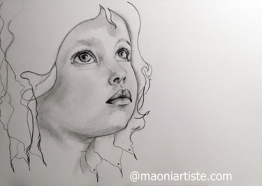 jolie petite fille les yeux levés vers le ciel