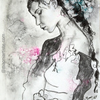 PORTRAIT de femme romantique au fusain et pigments sur papier, portrait de profil d'une femme de l'artiste Maoni