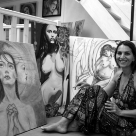 MARLENE REGAZZONI Maoni artiste peintre dans son atelier sous les toits