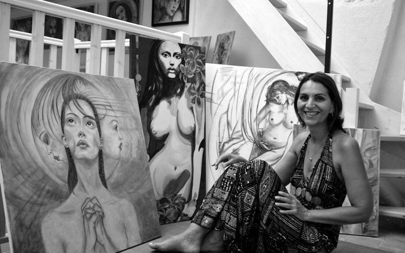 MARLENE REGAZZONI Maoni artiste peintre dans son atelier sous les toits