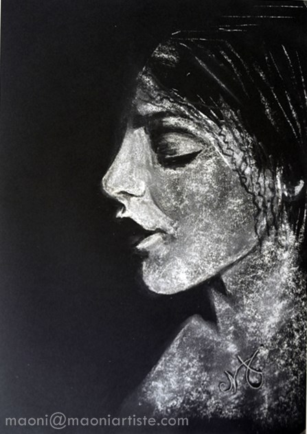 MID - portrait à la craie blanche sur papier noir