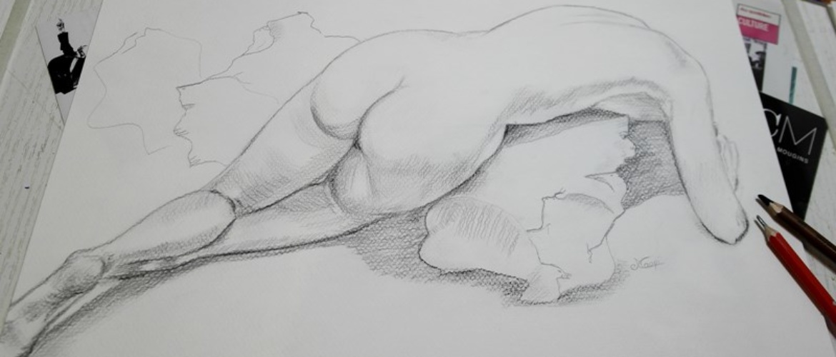 Nu délicat mine graphite pierre noire :FEMME DE DOS DENUDEE ALLONGEE ANNEE : 2016 TECHNIQUE : graphite et pierre noire SUPPORT : papier pastel 160gr DIMENSIONS : 32cmx40cm