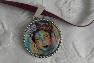 PENDENTIF ETHNIQUE MAKI sur RUBAN SATIN BORDEAU