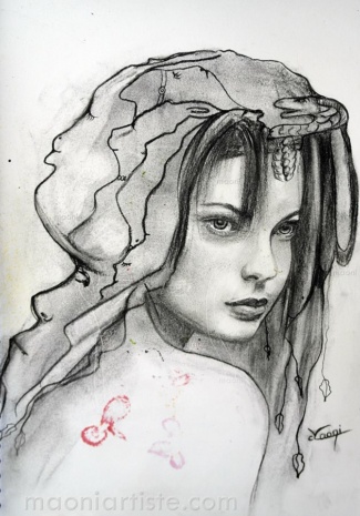 PORTRAIT de 3/4 d'une jeune FEMME au FUSAIN coiffée de façon INTEMPORELLE et MYSTIQUE entourée de créatures oniriques et de végétaux du monde de Maoni