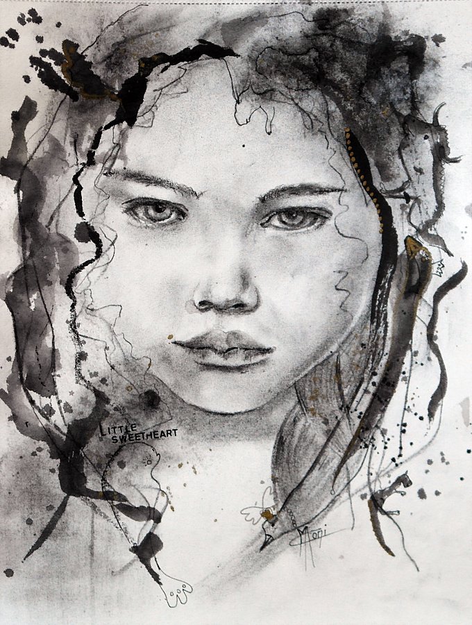 Dessin au fusain et encre sur papier d'une fillette qui regarde droit dans les yeux entourée de créatures du monde de Maoni
