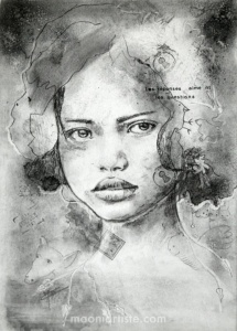 portrait au fusain et encre d'une fillette qui regarde droit dans les yeux entourée de personnages et végétaux du monde onirique de Maoni