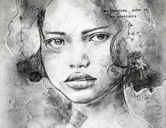 portrait au fusain et encre d'une fillette qui regarde droit dans les yeux entourée de personnages et végétaux du monde onirique de Maoni