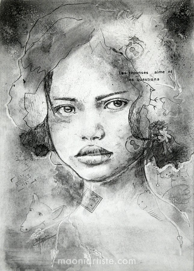 portrait au fusain et encre d'une fillette qui regarde droit dans les yeux entourée de personnages et végétaux du monde onirique de Maoni