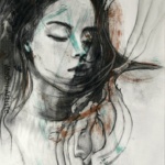 DESSIN AU FUSAIN avec des traces d'encre d'un PORTRAIT de femme POETIQUE les yeux fermés les cheveux au vent entourée de créatures oniriques du monde de Maoni