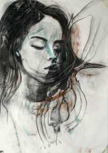 DESSIN AU FUSAIN avec des traces d'encre d'un PORTRAIT de femme POETIQUE les yeux fermés les cheveux au vent entourée de créatures oniriques du monde de Maoni