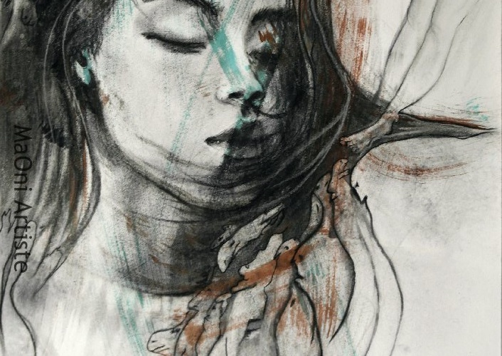DESSIN AU FUSAIN avec des traces d'encre d'un PORTRAIT de femme POETIQUE les yeux fermés les cheveux au vent entourée de créatures oniriques du monde de Maoni
