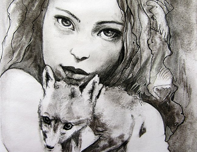 Portrait au fusain d'une belle jeune femme tenant un renard dans ses bras esquisses de personnages , animaux et végétaux du monde onirique de Maoni