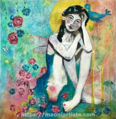 Jeune fille ailée posée en tailleur au milieu de fleurs - MAONI - 2022