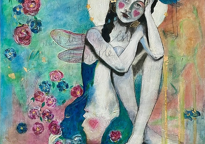 Jeune fille libellule ailée posée en tailleur au milieu de fleurs d'animaux et de personnages oniriques - MAONI - 2022