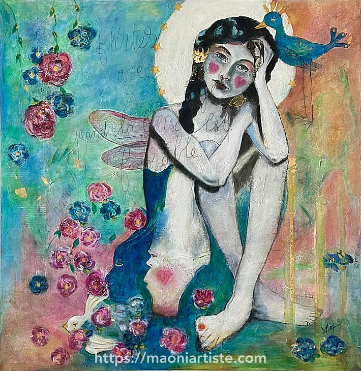 Jeune fille libellule ailée posée en tailleur au milieu de fleurs d'animaux et de personnages oniriques - MAONI - 2022