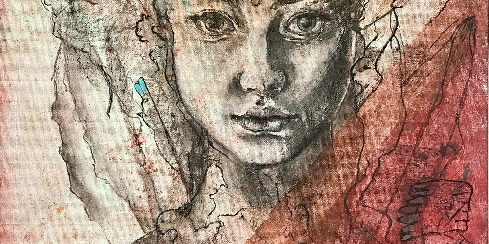 Portrait au fusain sur peintures et encres / toile d'une jeune fille au regard frontal entourée de créatures, personnages et animaux et végétaux du monde de Maoni
