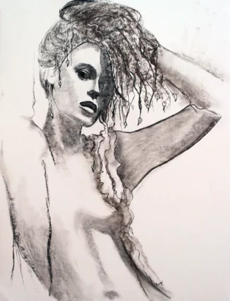 Dessin au fusain du corps révélé d'une JEUNE FEMME de style BOHEME DENUDEE se relevant les cheveux qui retombent en pluie devant ses yeux et en feuillages