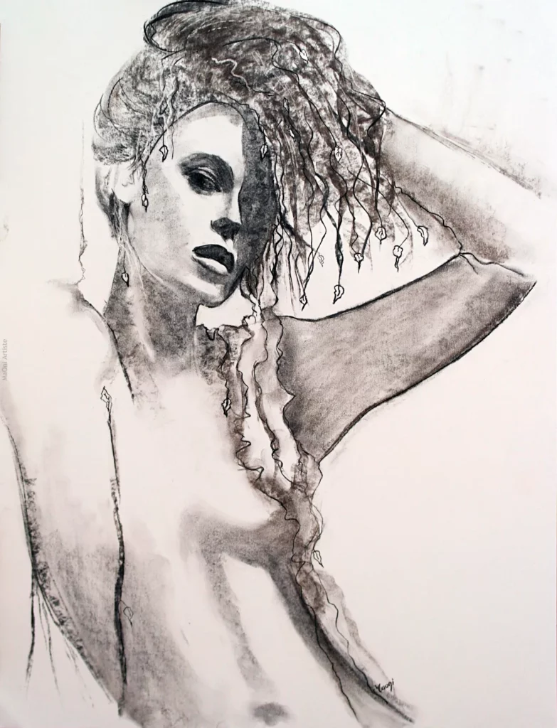 Dessin au fusain d'une JEUNE FEMME de style BOHEME DENUDEE se relevant les cheveux qui retombent en pluie devant ses yeux et en feuillages