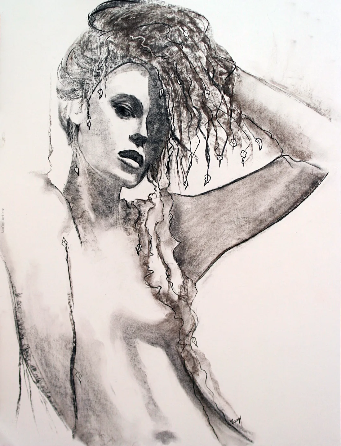 Dessin au fusain du corps révélé d'une JEUNE FEMME de style BOHEME DENUDEE se relevant les cheveux qui retombent en pluie devant ses yeux et en feuillages
