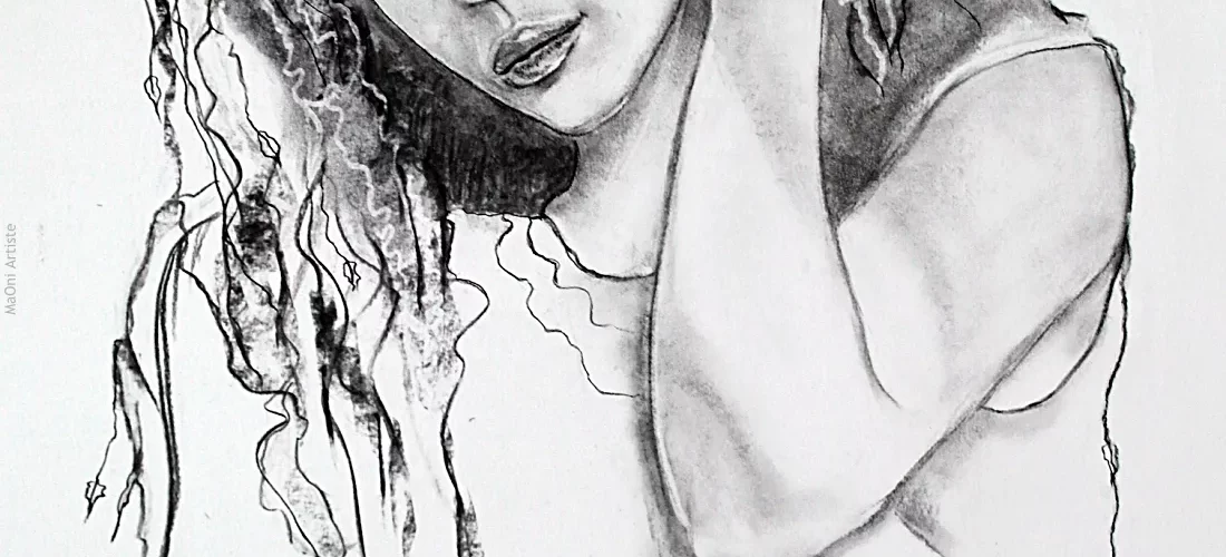 Portrait au fusain d'une belle jeune femme assise avec un genou relevé et la main posée sur son oreille