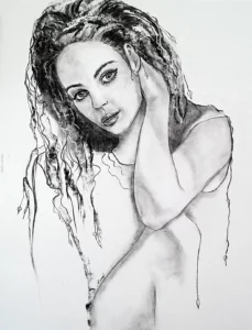 Portrait au fusain d'une belle jeune femme assise avec un genou relevé et la main posée sur son oreille