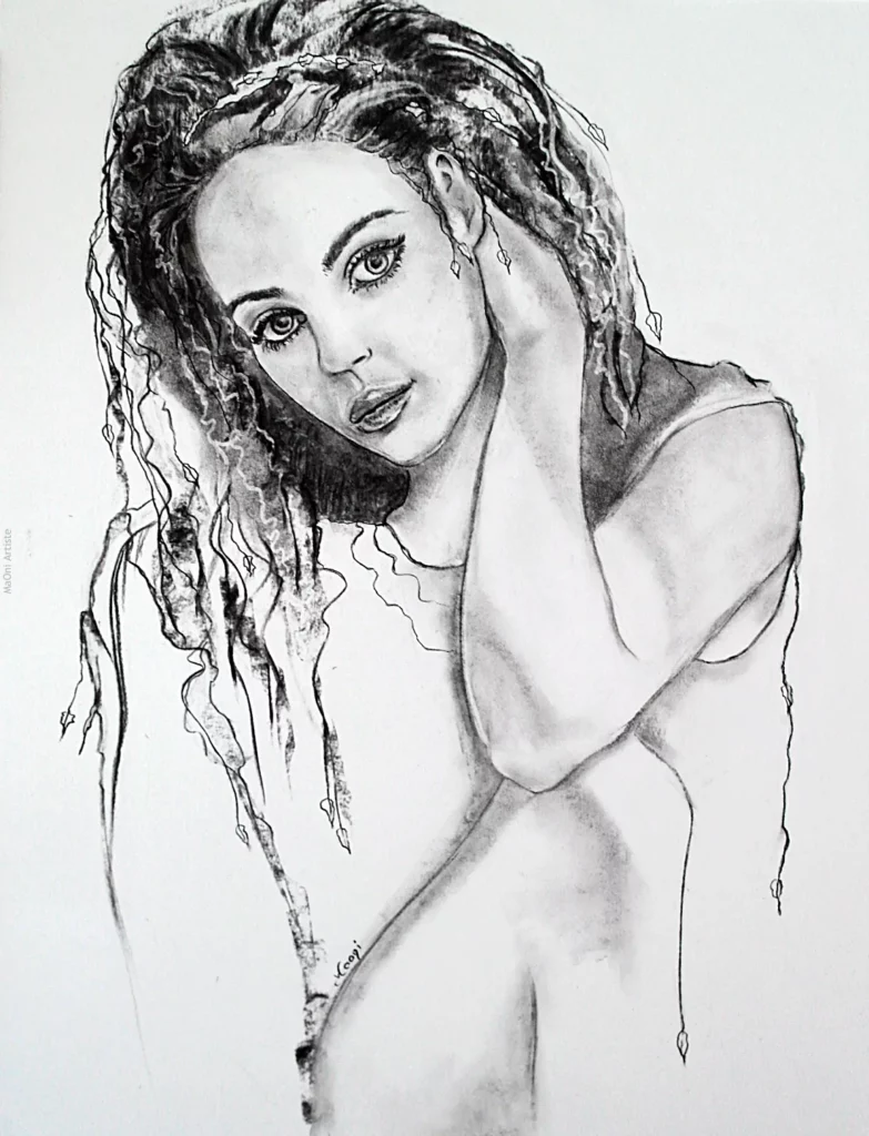 Portrait au fusain d'une belle jeune femme assise avec un genou relevé et la main posée sur son oreille