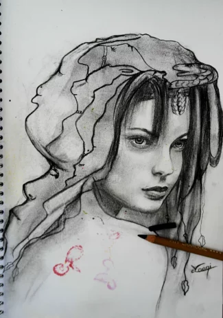 PORTRAIT de 3/4 d'une jeune FEMME au FUSAIN coiffée de façon INTEMPORELLE et MYSTIQUE entourée de créatures oniriques et de végétaux du monde de Maoni