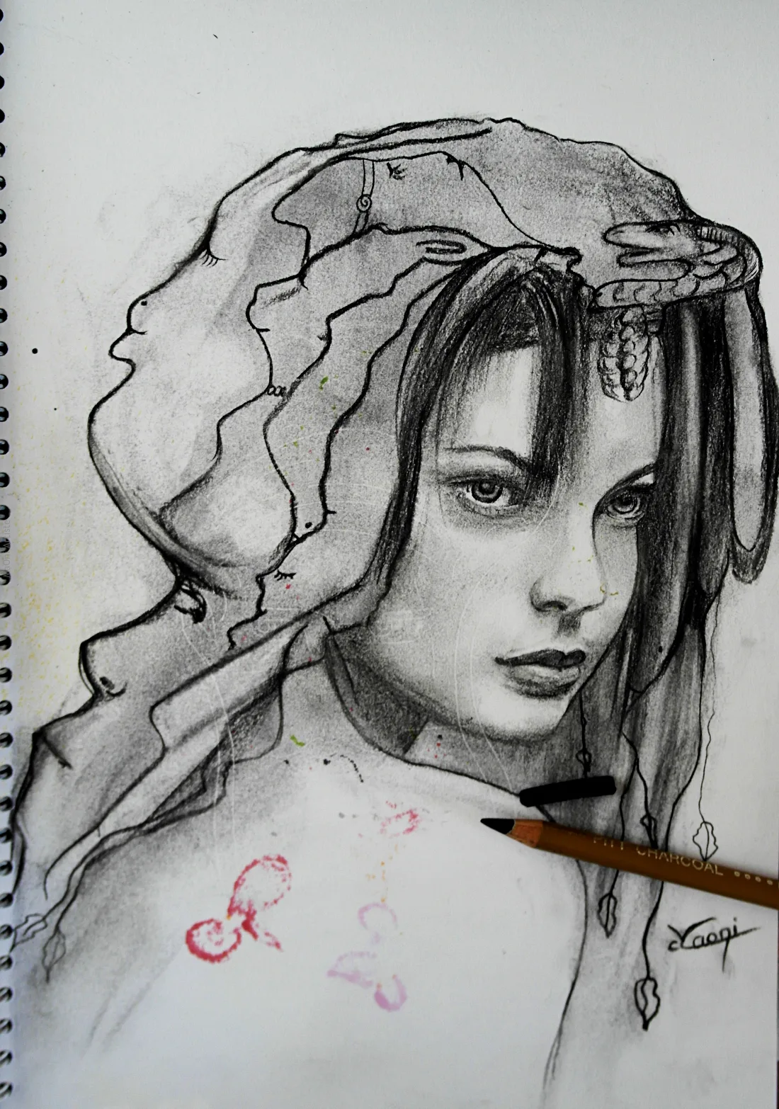 PORTRAIT de 3/4 d'une jeune FEMME au FUSAIN coiffée de façon INTEMPORELLE et MYSTIQUE entourée de créatures oniriques et de végétaux du monde de Maoni