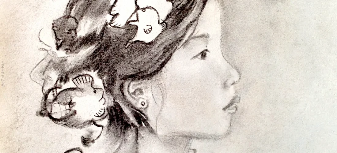 portrait de profil d'une jolie fillette asiatique au graphite et fusain entourée  des personnages, animaux oniriques et végétaux du monde de Maoni