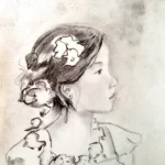 portrait de profil d'une jolie fillette asiatique au graphite et fusain entourée  des personnages, animaux oniriques et végétaux du monde de Maoni
