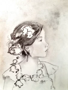portrait de profil d'une jolie fillette asiatique au graphite et fusain entourée  des personnages, animaux oniriques et végétaux du monde de Maoni