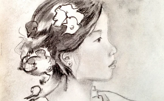 portrait de profil d'une jolie fillette asiatique au graphite et fusain entourée  des personnages, animaux oniriques et végétaux du monde de Maoni