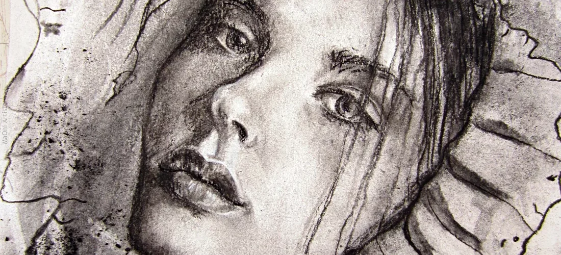 Portrait fusain style ancien d'une jeune femme mystique avec un capuchon sur la tête : Les mystères d'Agora - 2015 - Maoni - Fusain