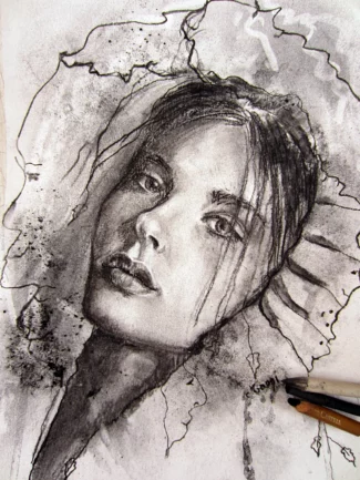 Portrait fusain style ancien d'une jeune femme mystique avec un capuchon sur la tête : Les mystères d'Agora - 2015 - Maoni - Fusain