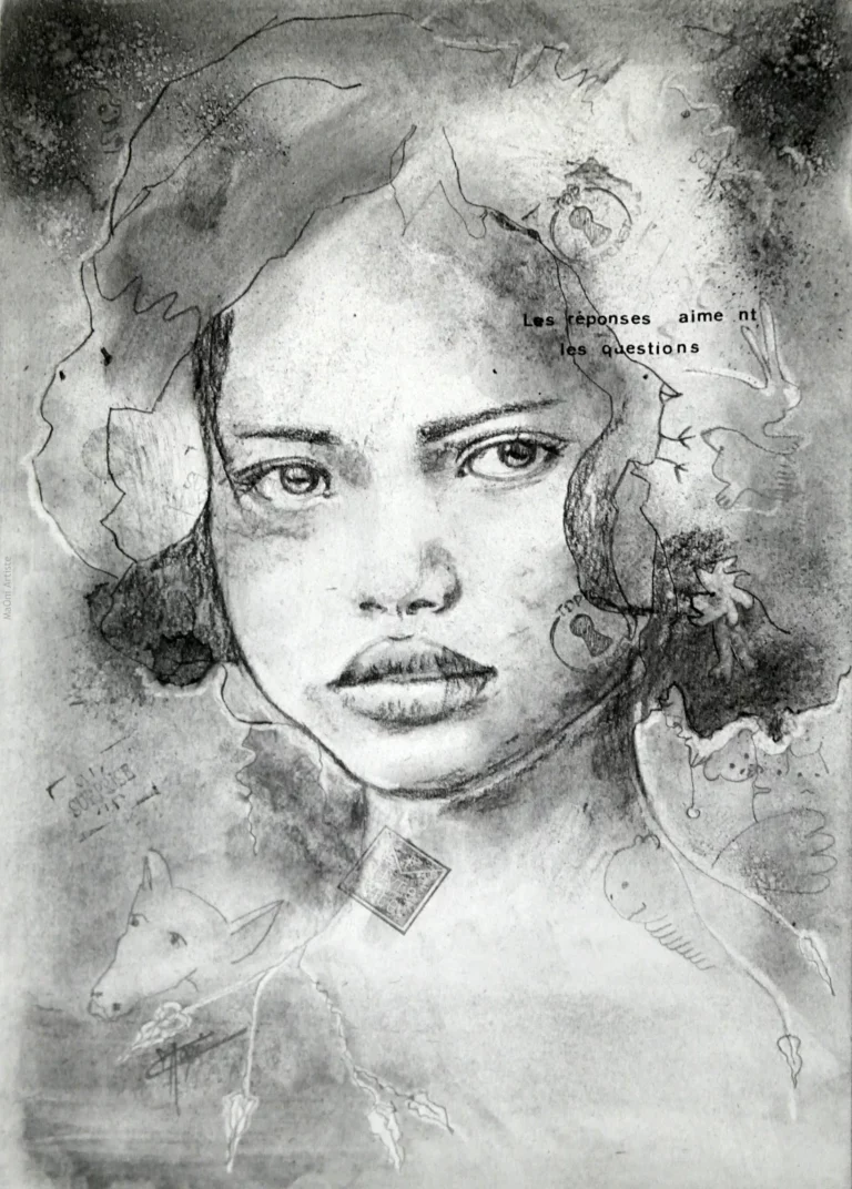 portrait au fusain et encre d'une fillette qui regarde droit dans les yeux entourée de personnages et végétaux du monde onirique de Maoni