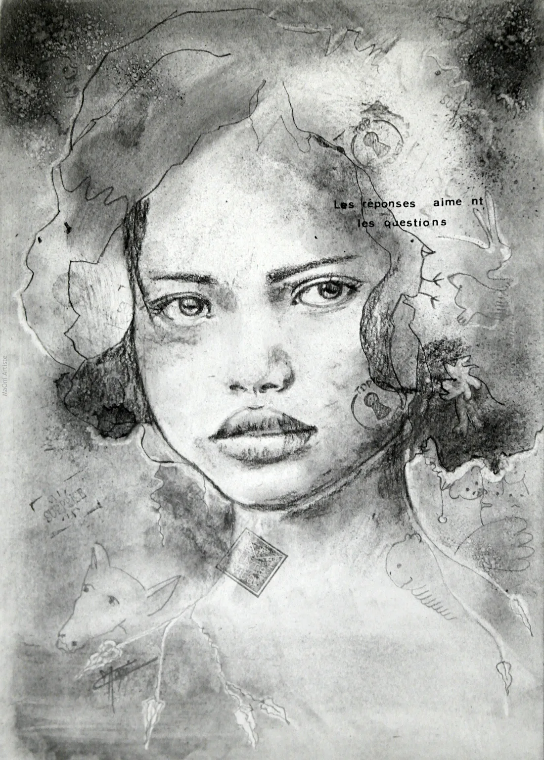 portrait au fusain et encre d'une fillette qui regarde droit dans les yeux entourée de personnages et végétaux du monde onirique de Maoni