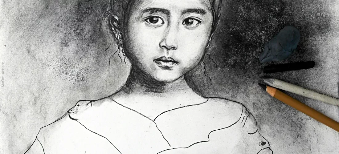 Portrait au fusain d'une enfant entourée par des créatures  oniriques  du monde de Maoni