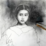 Portrait au fusain d'une enfant entourée par des créatures  oniriques  du monde de Maoni