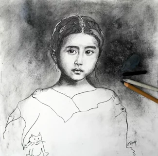 Portrait au fusain d'une enfant entourée par des créatures  oniriques  du monde de Maoni