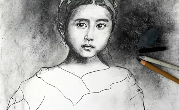 Portrait au fusain d'une enfant entourée par des créatures  oniriques  du monde de Maoni